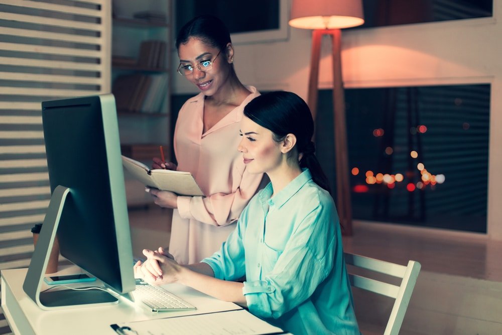 IT-specialist overlegt met team over cloudmigratie