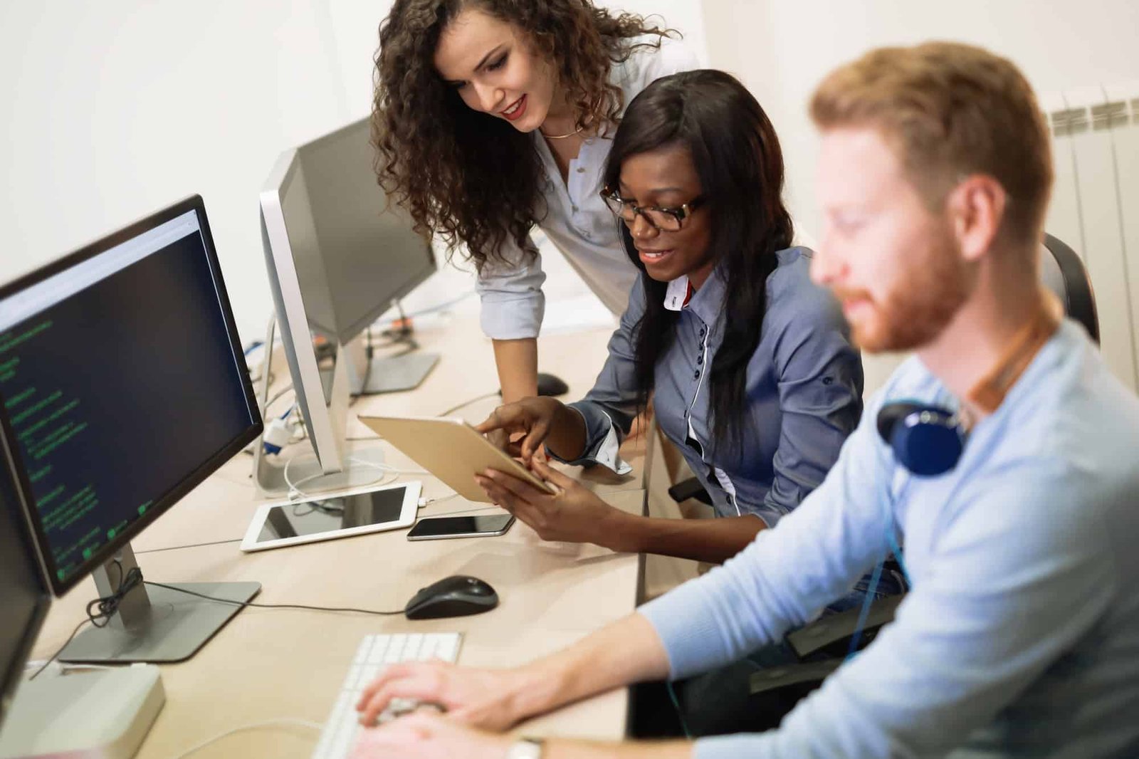 IT-consultant overlegt met interne IT-afdeling